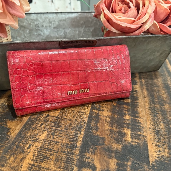 Miu Miu Red Croc-Embossed Clutch with Gold Chain W/COA - Picture 2 of 16